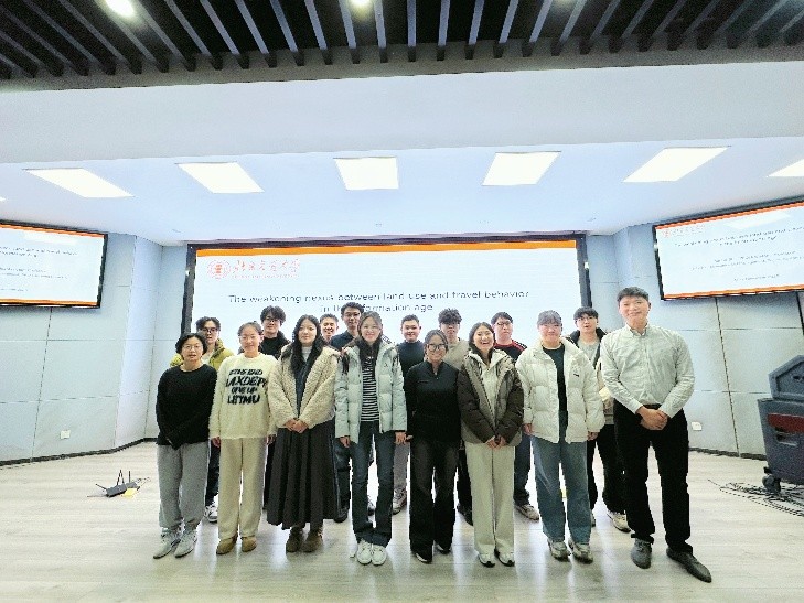 A group photo with Dr. Shi after the lecture