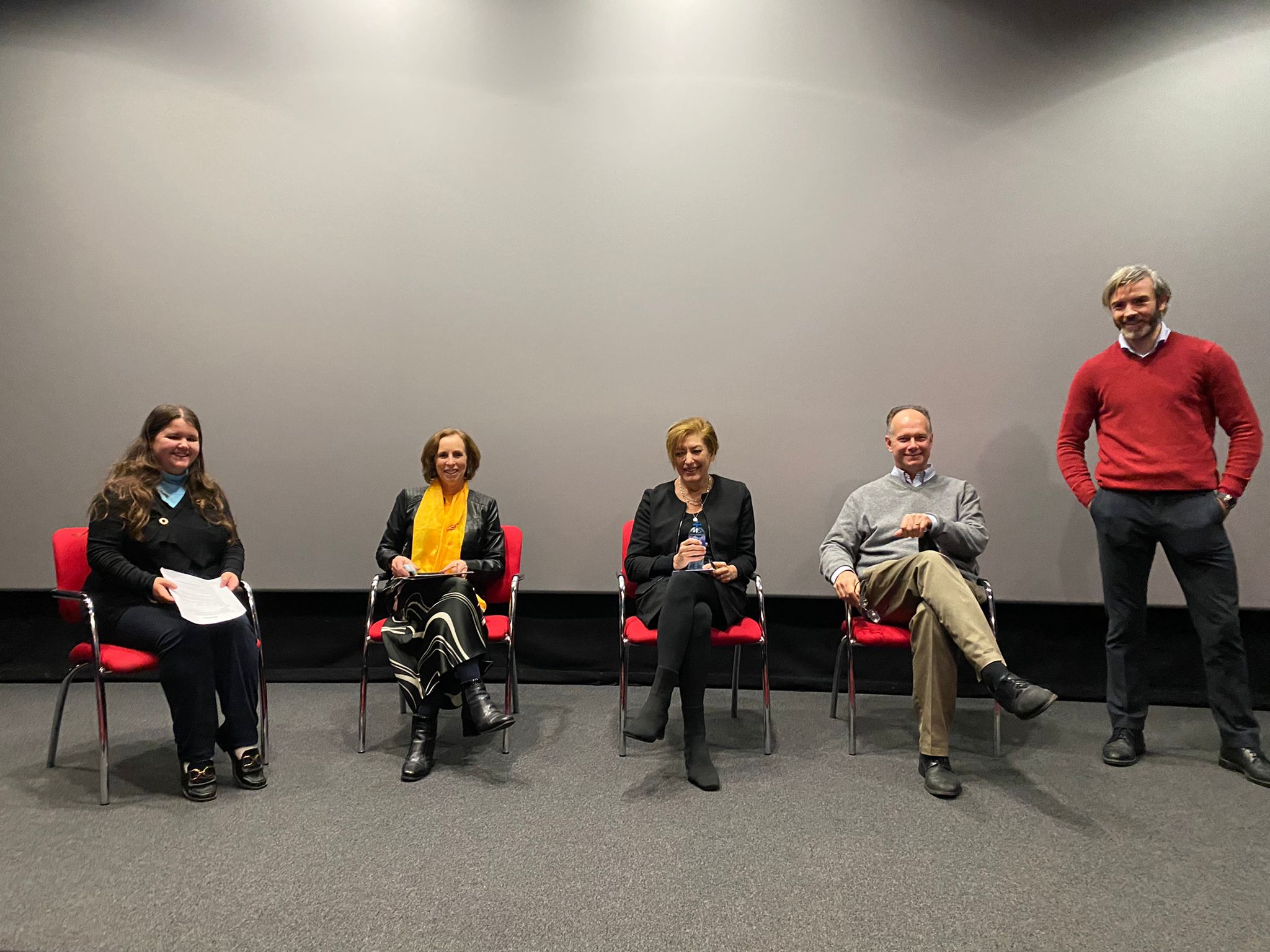 Participants of the Panel on US elections standing in front of the audience