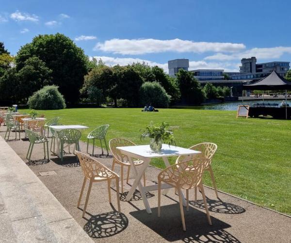 A Summer day outside the University Club