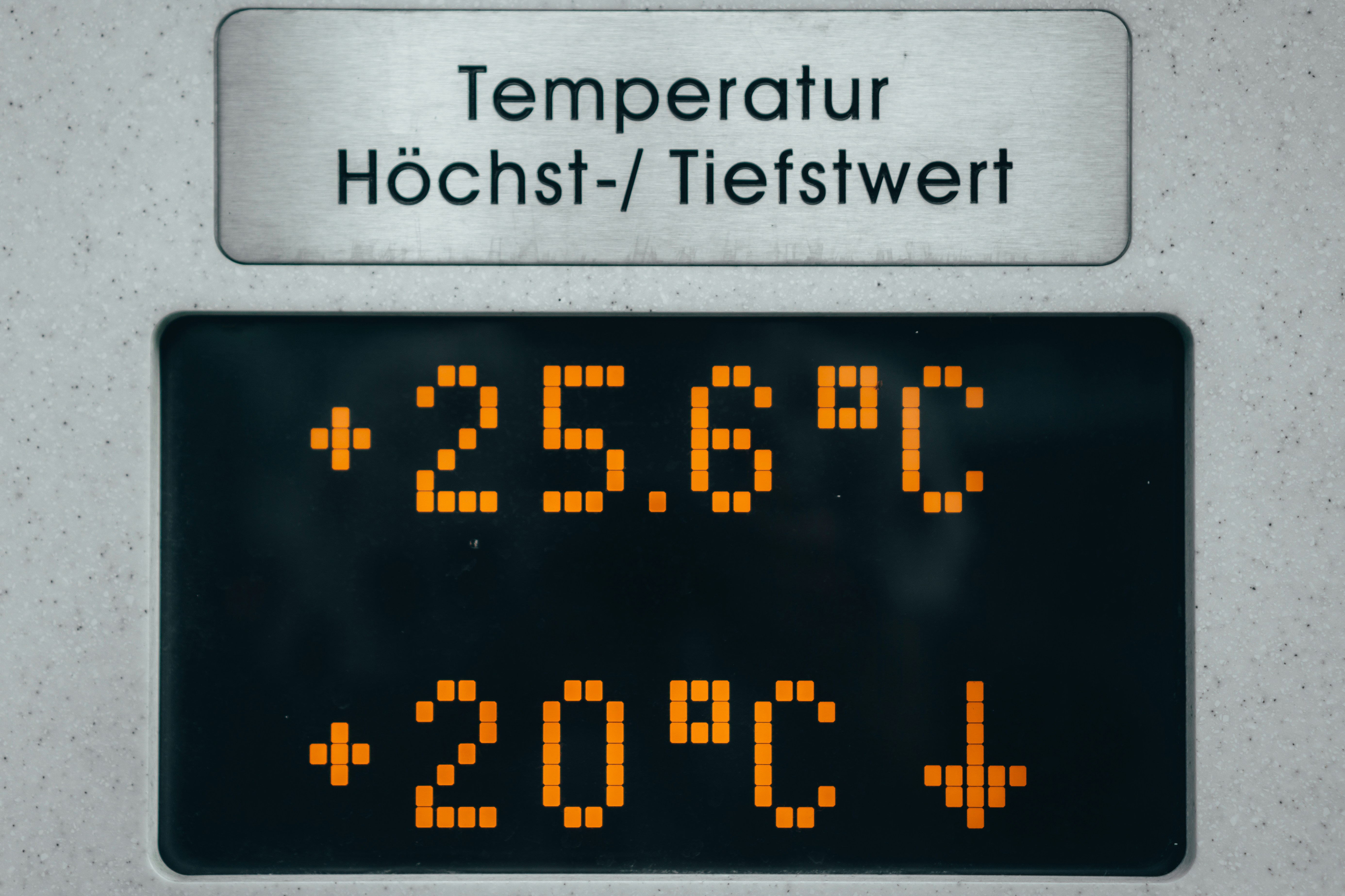 On-street temperature display
