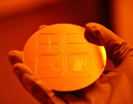 Point-of-care diagnostic devices allow clinicians to deliver faster diagnoses, improving patient outcomes and saving lives. “Microfluidic chips” are a critical component of these devices, but getting these chips from R&D to the market is challenging. Our researchers are accelerating that transition.